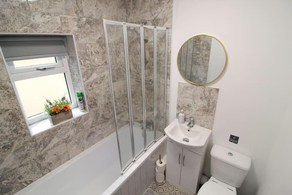 Modern 3 Bed, Contractors Welcome, Bradford Bradford  Ngoại thất bức ảnh