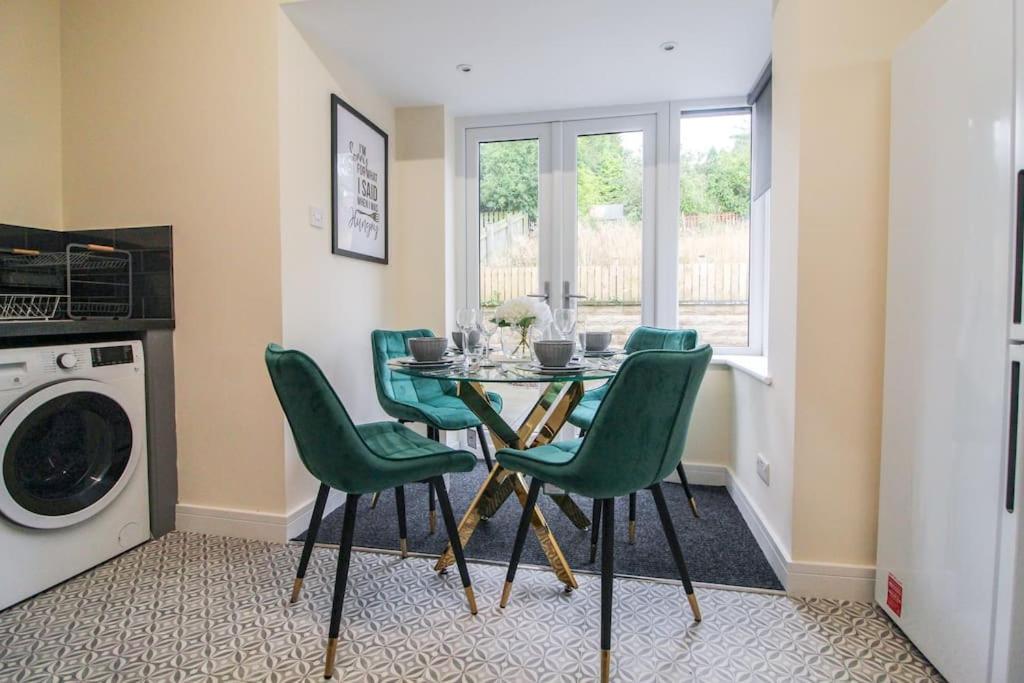 Modern 3 Bed, Contractors Welcome, Bradford Bradford  Ngoại thất bức ảnh