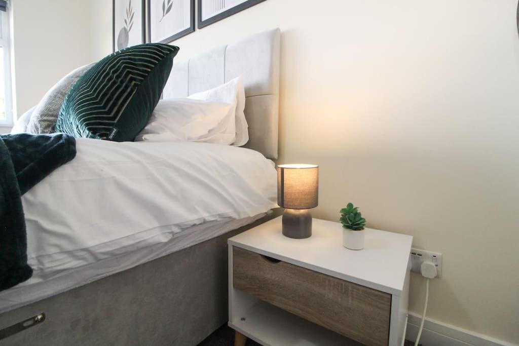 Modern 3 Bed, Contractors Welcome, Bradford Bradford  Ngoại thất bức ảnh