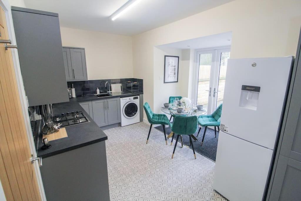 Modern 3 Bed, Contractors Welcome, Bradford Bradford  Ngoại thất bức ảnh