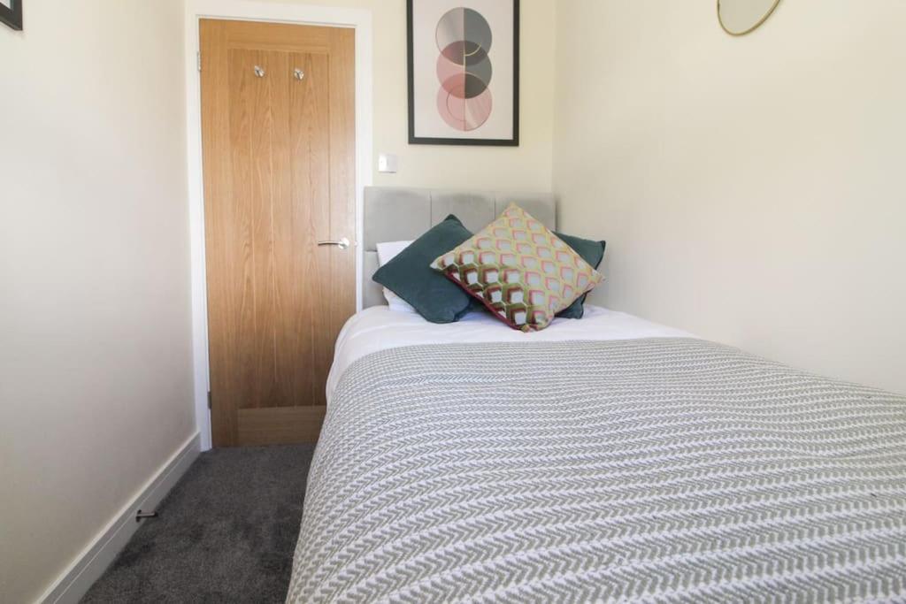 Modern 3 Bed, Contractors Welcome, Bradford Bradford  Ngoại thất bức ảnh