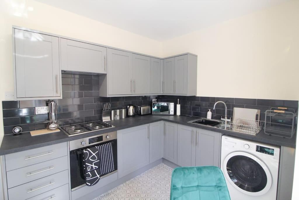 Modern 3 Bed, Contractors Welcome, Bradford Bradford  Ngoại thất bức ảnh