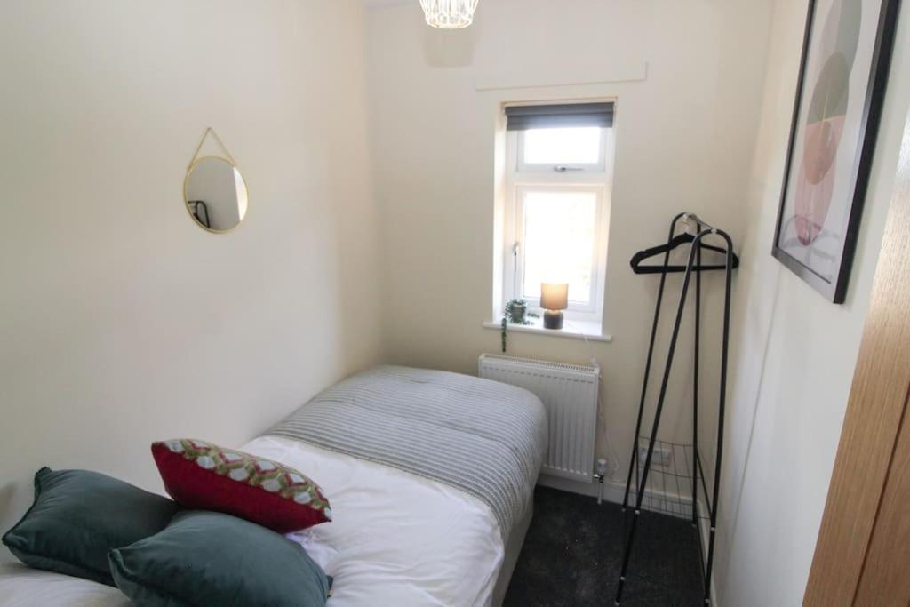Modern 3 Bed, Contractors Welcome, Bradford Bradford  Ngoại thất bức ảnh