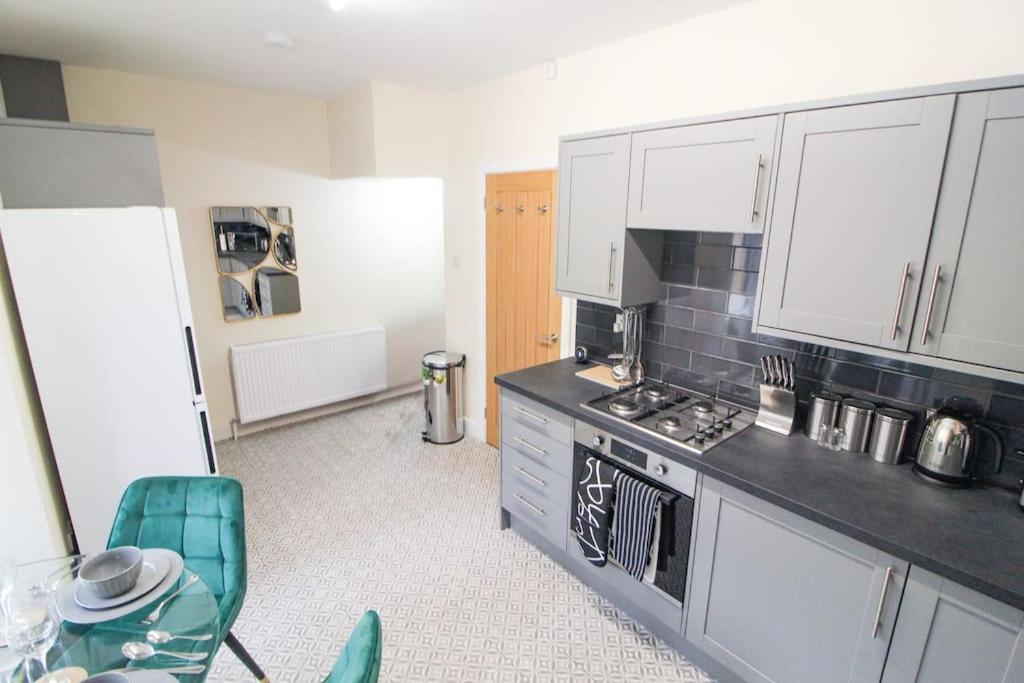 Modern 3 Bed, Contractors Welcome, Bradford Bradford  Ngoại thất bức ảnh