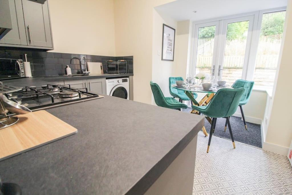 Modern 3 Bed, Contractors Welcome, Bradford Bradford  Ngoại thất bức ảnh