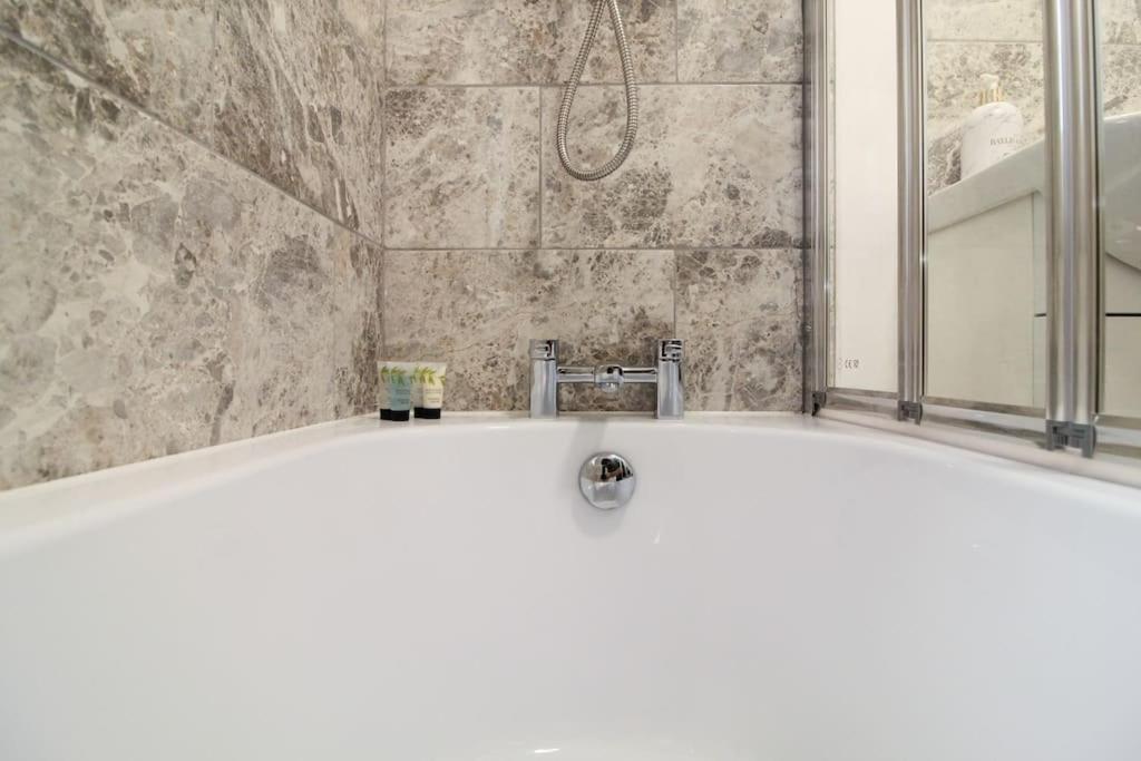 Modern 3 Bed, Contractors Welcome, Bradford Bradford  Ngoại thất bức ảnh