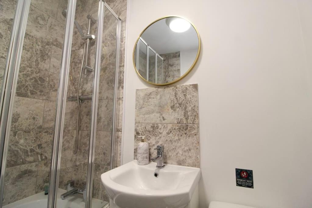 Modern 3 Bed, Contractors Welcome, Bradford Bradford  Ngoại thất bức ảnh